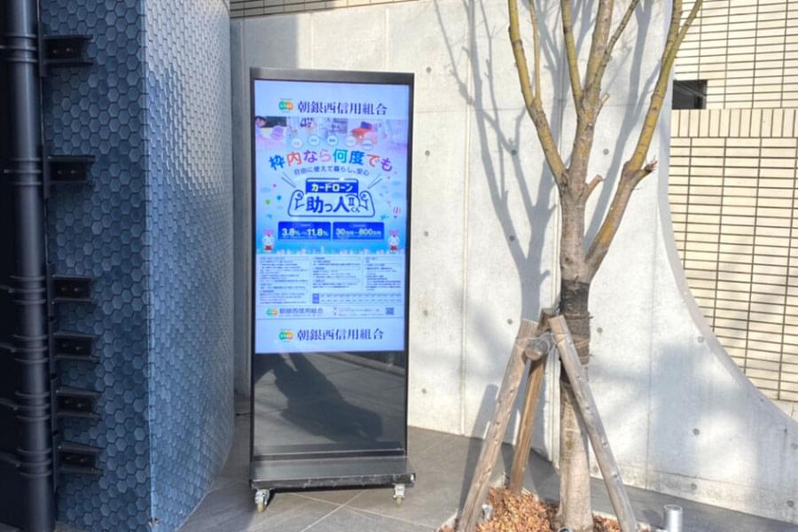 縦型の屋外用デジタルサイネージ 縦型の屋外用デジタルサイネージ