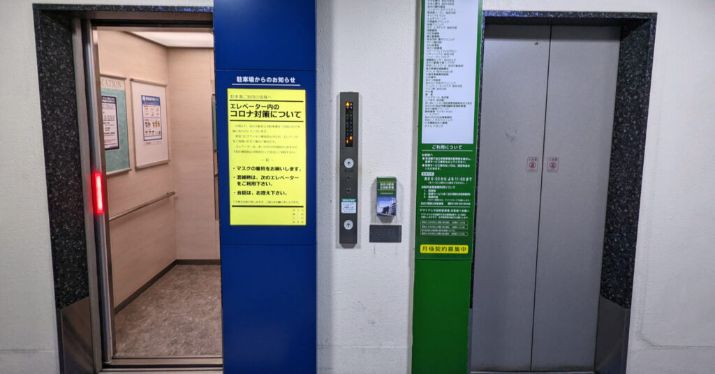 エレベーターホールのデジタルサイネージ