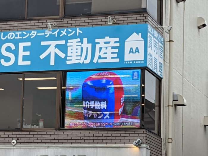 外側からみた透過式LEDビジョン
