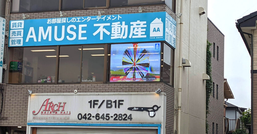 ショーウインドウのデジタルサイネージ