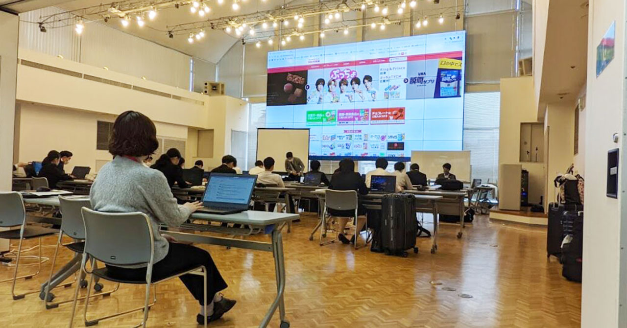 conference-room-multi-display4_img | ヤマトサイネージ 講堂のマルチディスプレイ