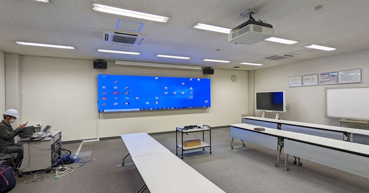 conference-room-multi-display5_img | ヤマトサイネージ HDMIエクステンダーとマルチディスプレイ