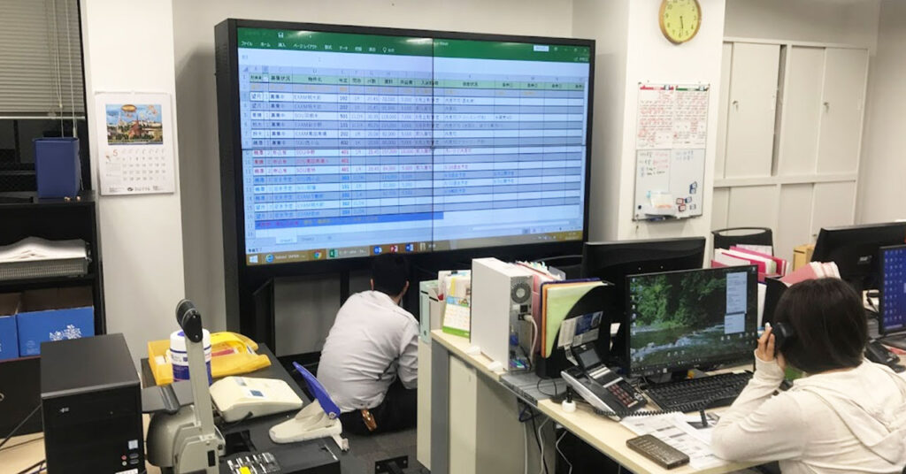 office-multi-display_img | ヤマトサイネージ 事務所のマルチディスプレイ