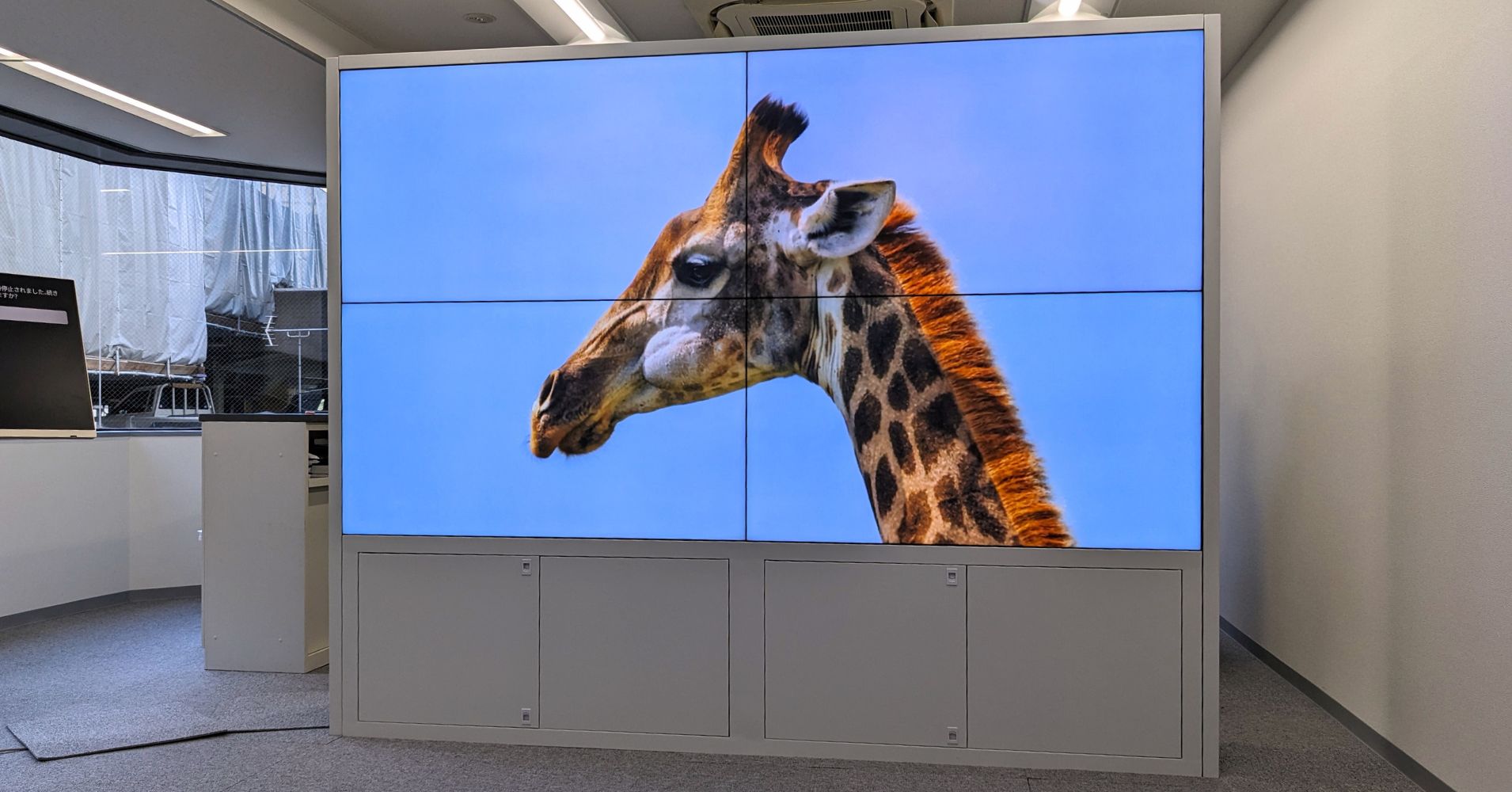 白スタンドの液晶マルチディスプレイ | ヤマトサイネージ 白スタンドの液晶マルチディスプレイ