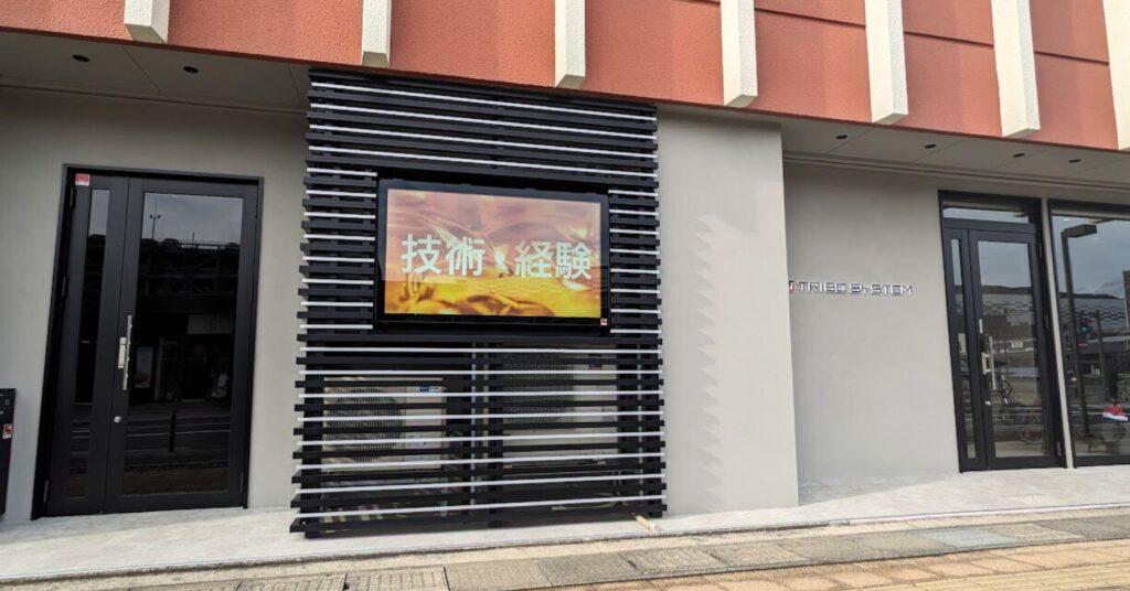 65インチ屋外用デジタルサイネージの壁面設置