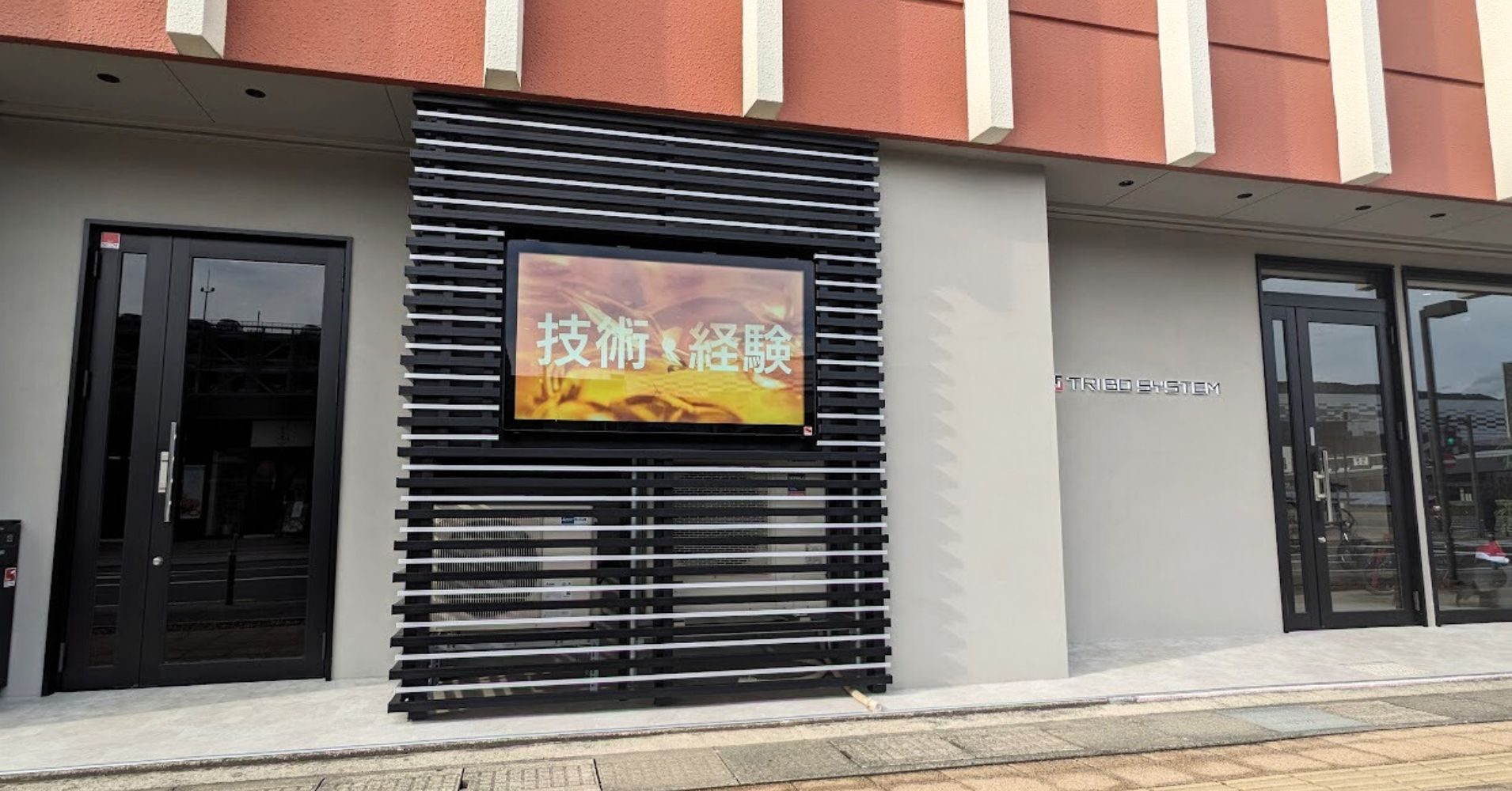 65インチ屋外用デジタルサイネージの壁面設置 | ヤマトサイネージ 65インチ屋外用デジタルサイネージの壁面設置