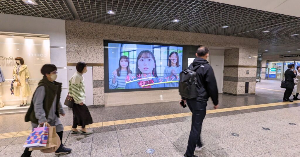 ショーウインドウを利用した液晶マルチディスプレイ