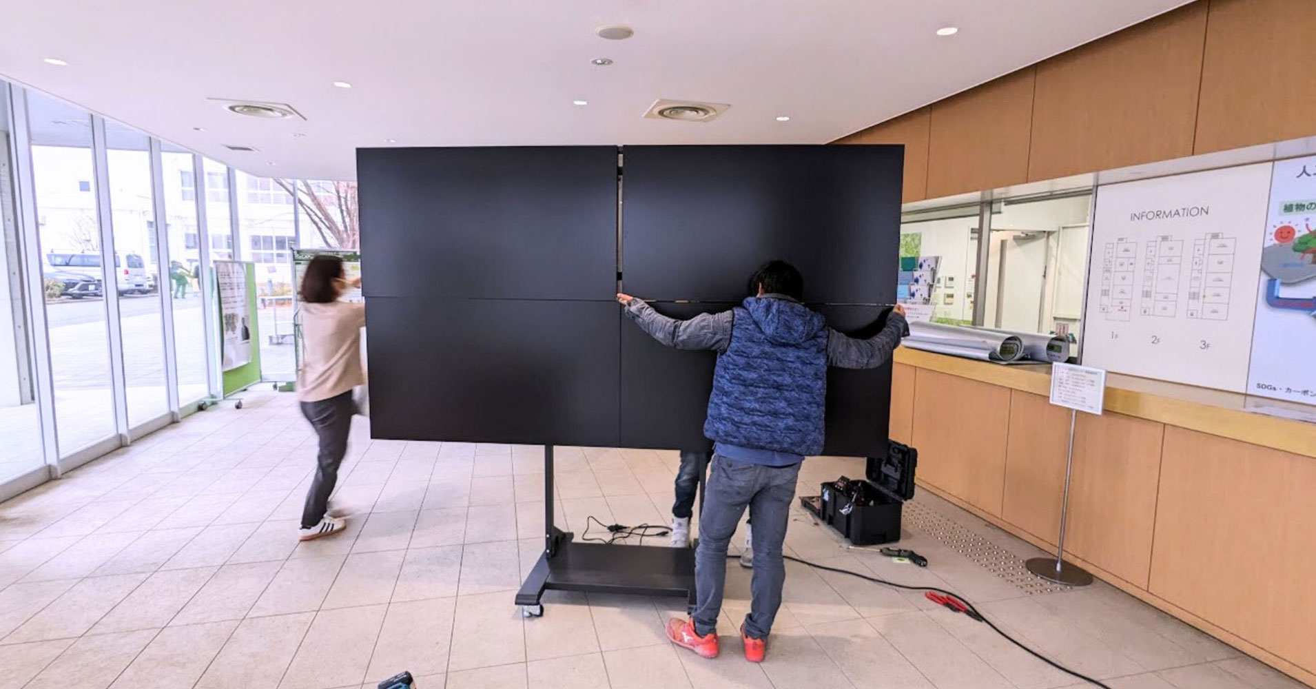 スタンドへのマルチディスプレイ取付 | ヤマトサイネージ スタンドへのマルチディスプレイ取付