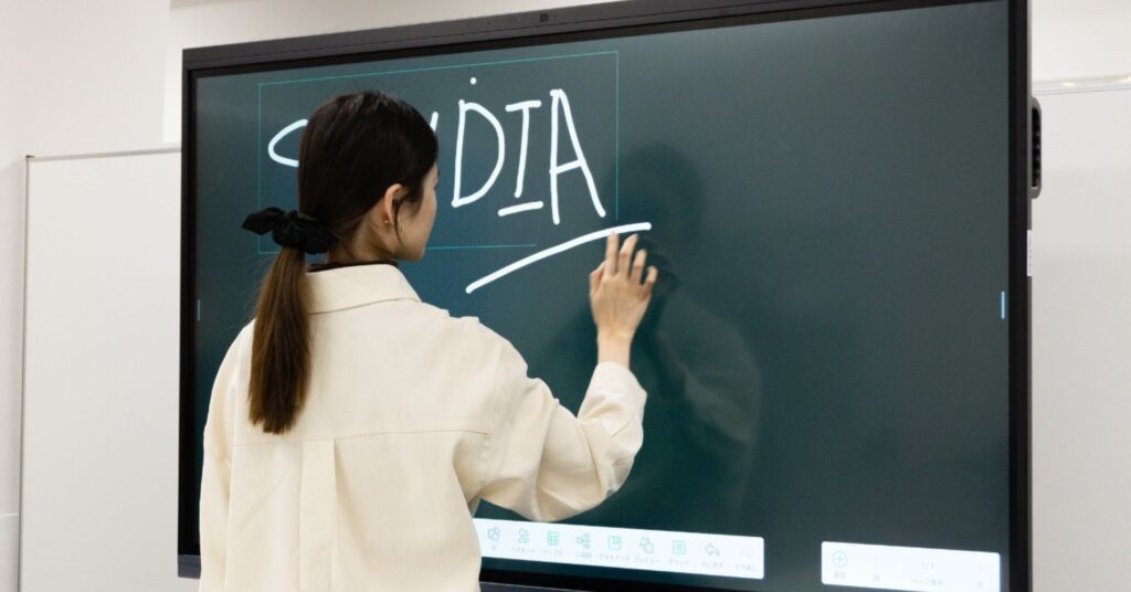 タッチ機能搭載で指でも書ける│電子黒板STUDIA
