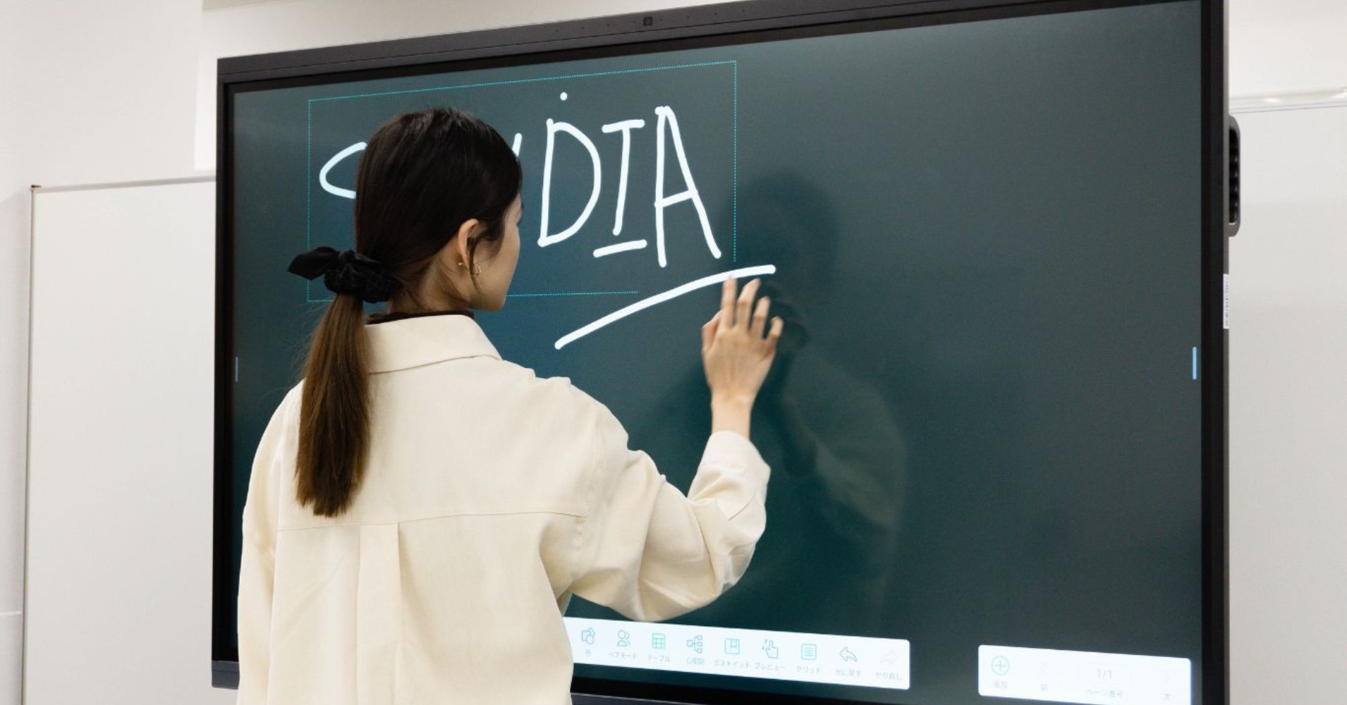 タッチ機能搭載で指でも書ける│電子黒板STUDIA