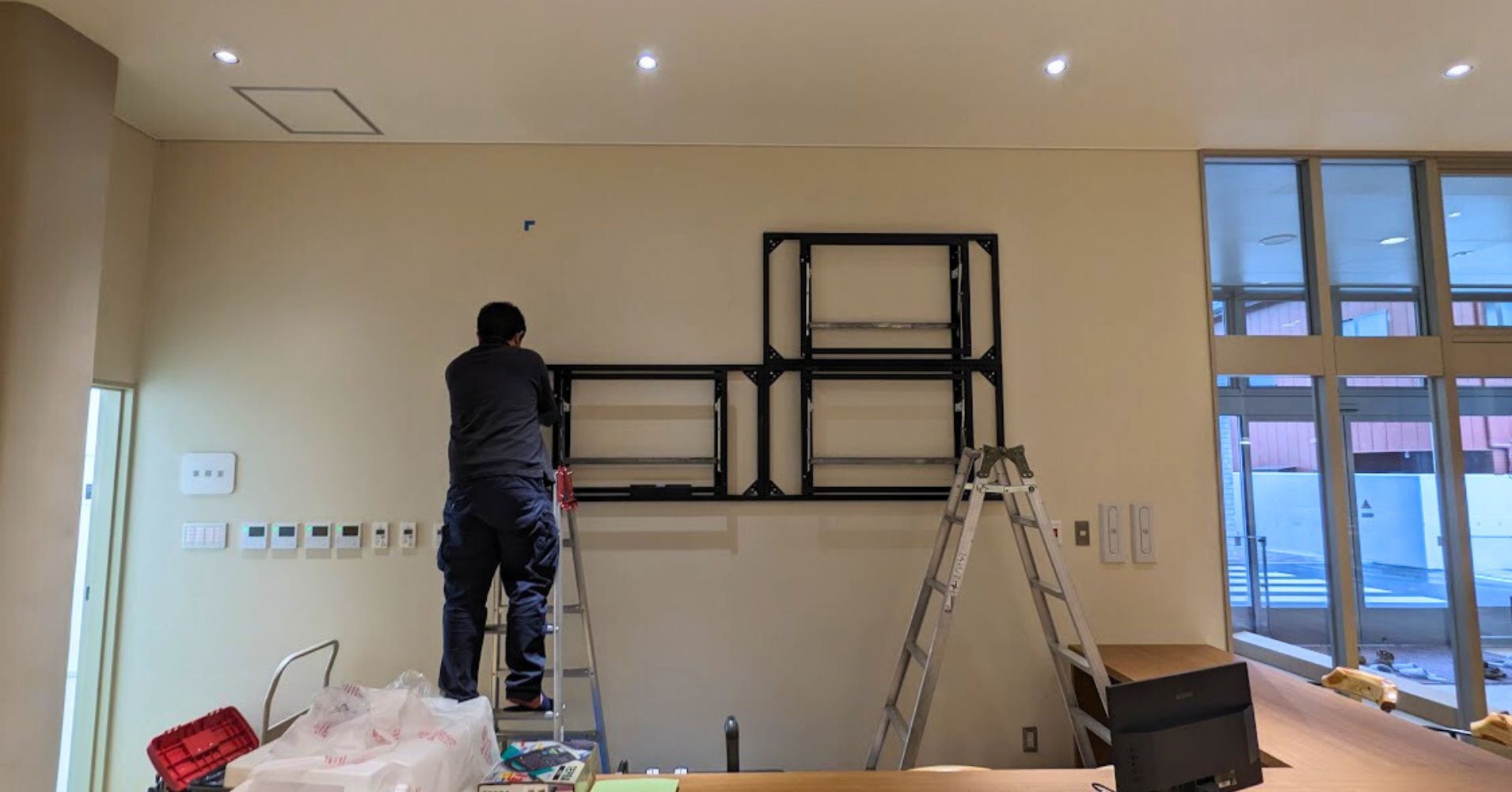 専用壁面金具
