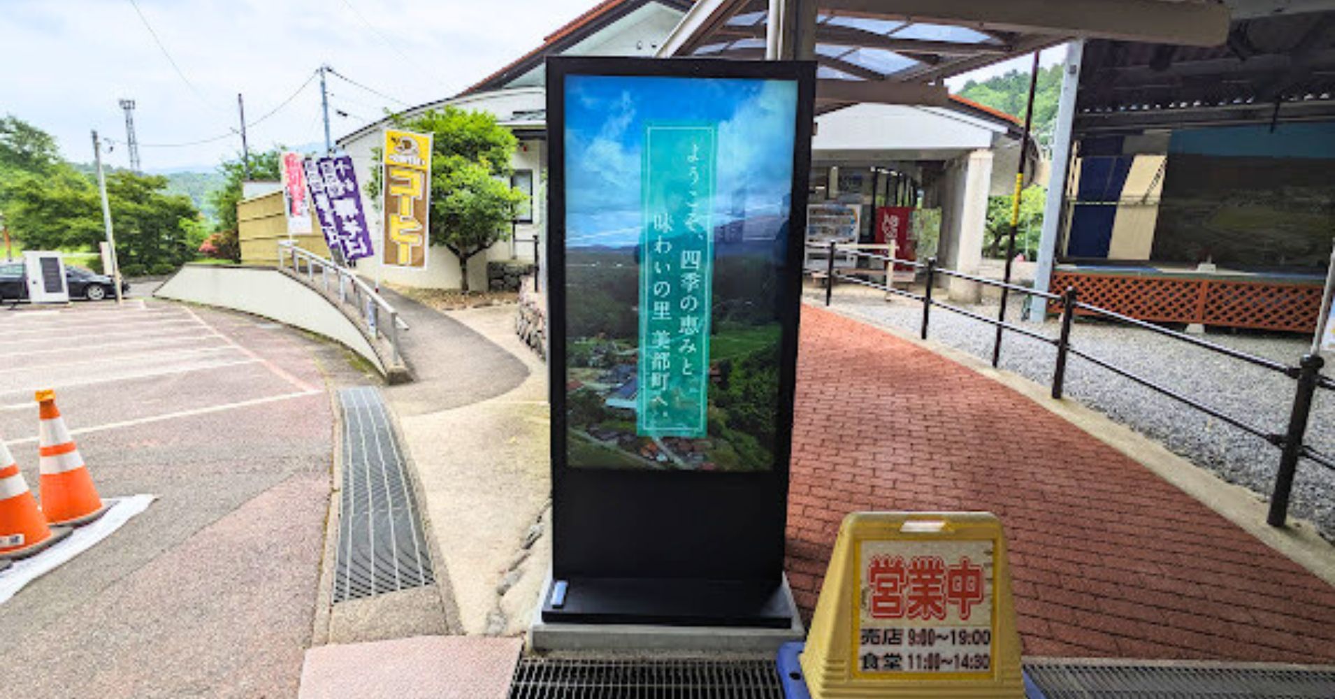 屋外用65インチ縦画面スタンド