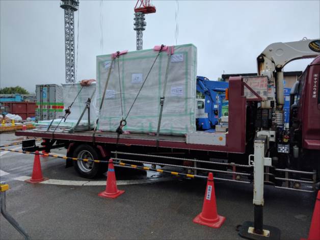 トラックで建設現場デジタルサイネージ搬入