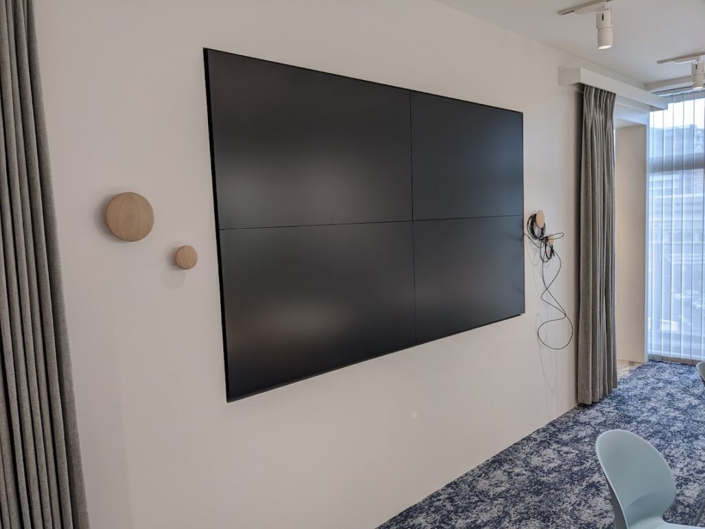 officemultidisplay3img | ヤマトサイネージ オフィスのマルチディスプレイ