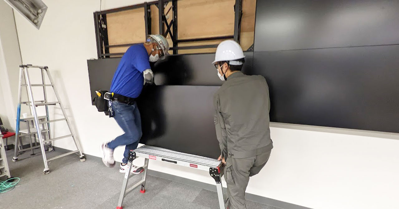 大型モニターの設置作業