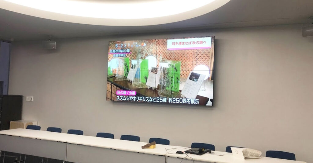 100インチの会議室用マルチディスプレイ