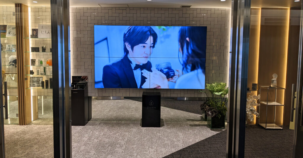 オフィスエントランスのマルチディスプレイ