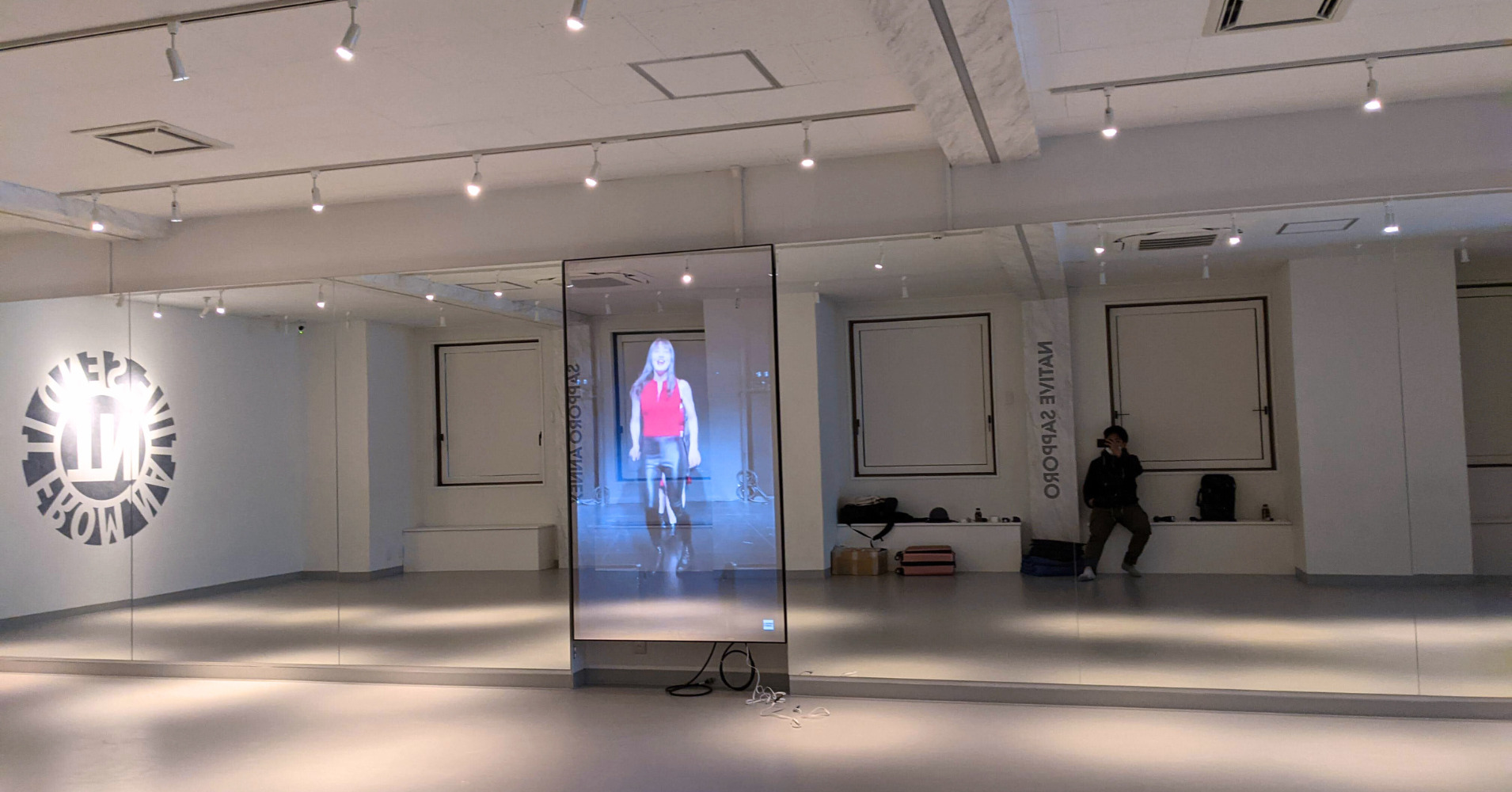 ダンススクールのミラーサイネージ