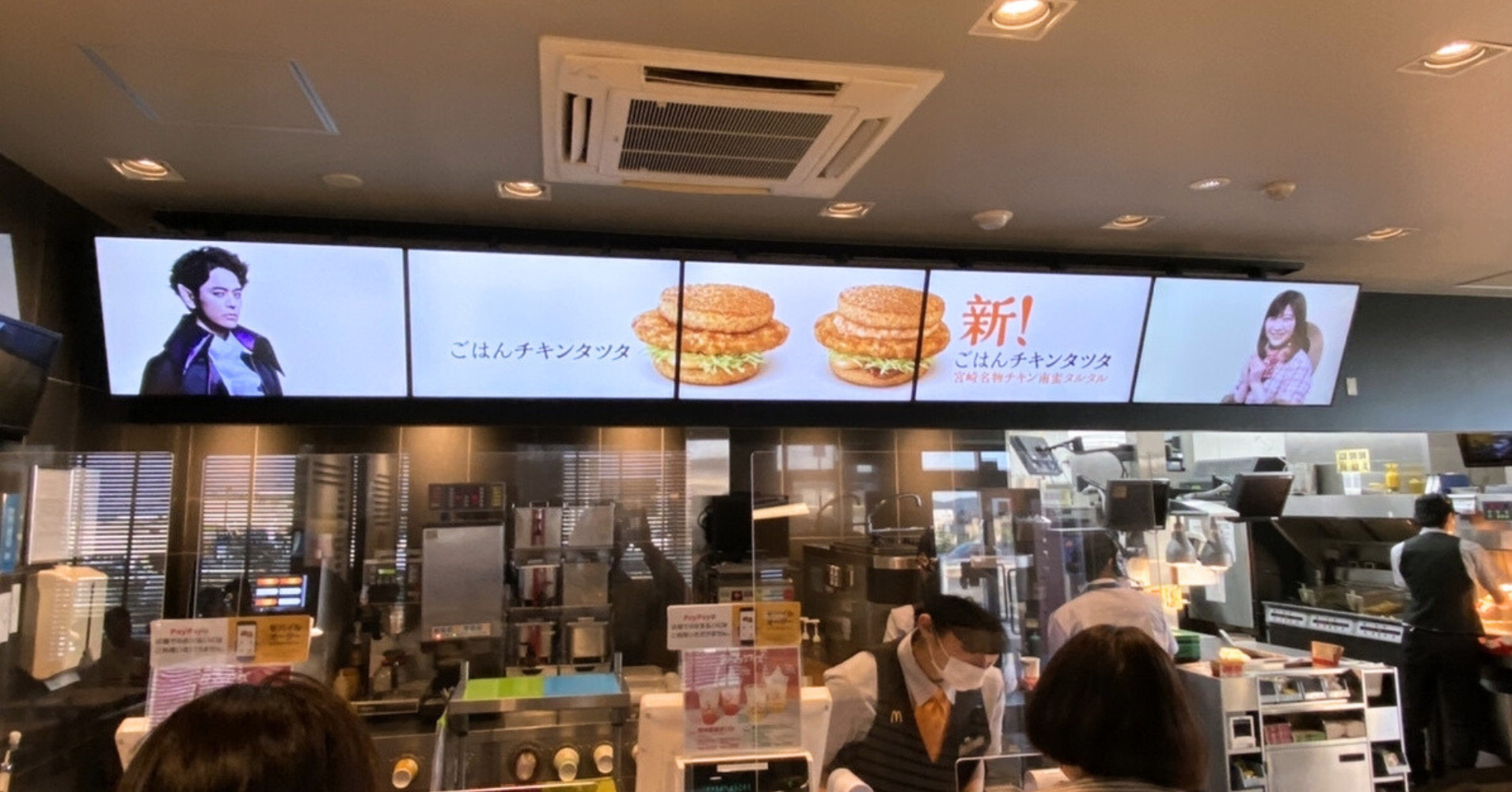 ファーストフード店のデジタルサイネージ