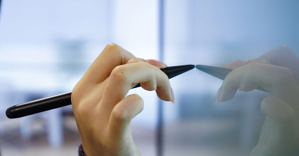 電子黒板タッチペン使用