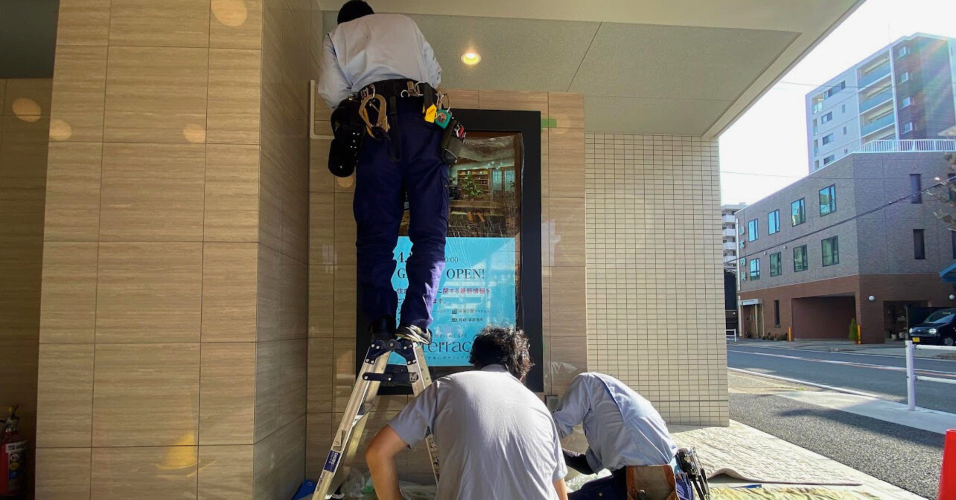 屋外55インチ縦画面壁掛